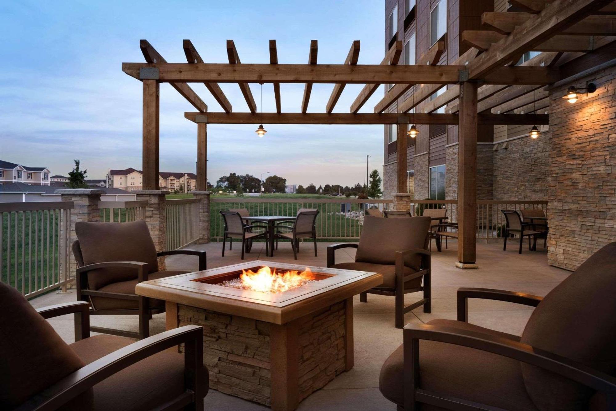 Country Inn & Suites By Radisson, Indianola, Ia Exteriör bild